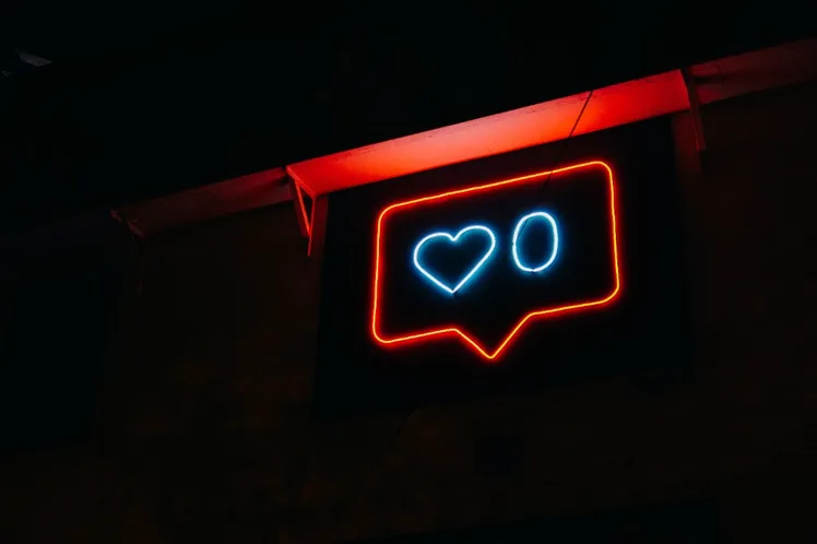 Neon sign showing zero likes on social media